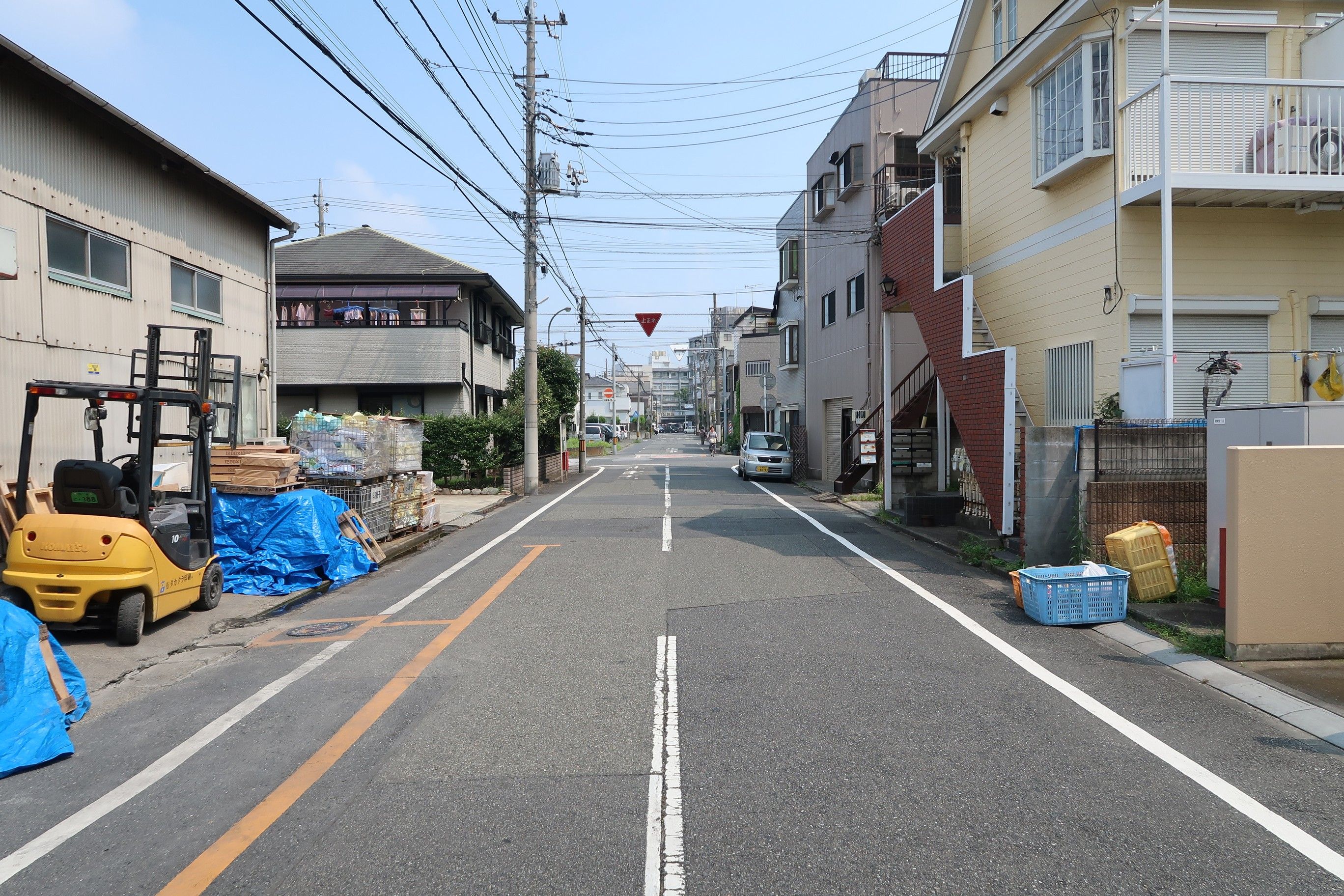 蕨市塚越丸二マンション倉庫の西側前面道路