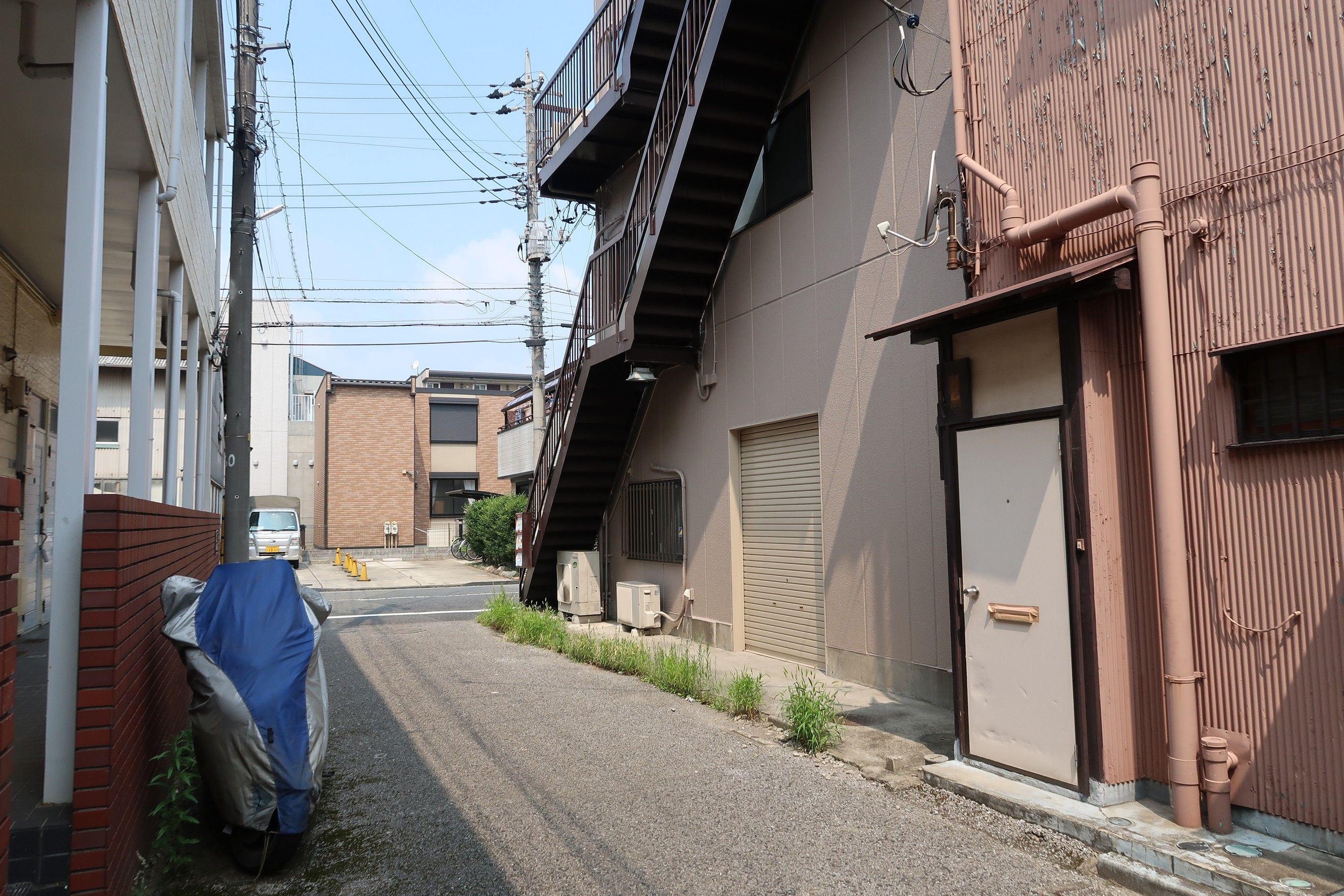 蕨市塚越丸二マンション倉庫の南側前面道路